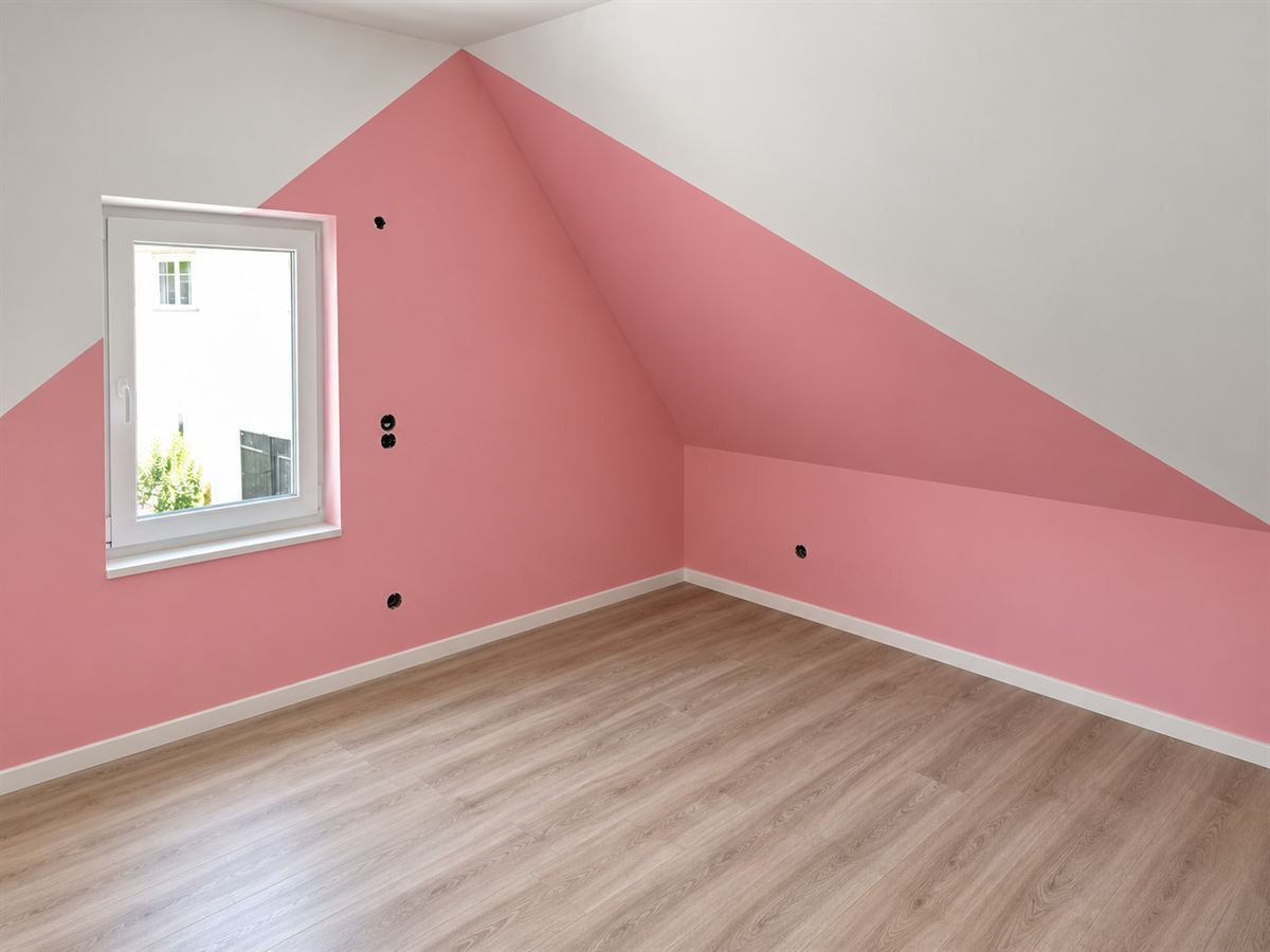 Fertig ausgebautes Dachgeschoss mit Dachschrägen, farbig gestrichener Giebelwand und Laminatboden