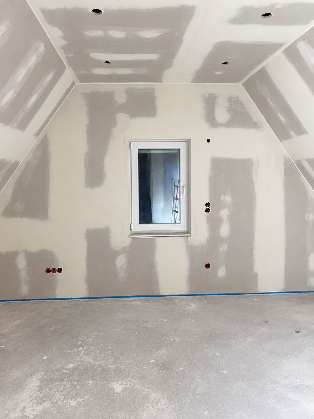 Dachgeschossausbau: Dachschrägen und Giebelwand beplankt und gespachtelt