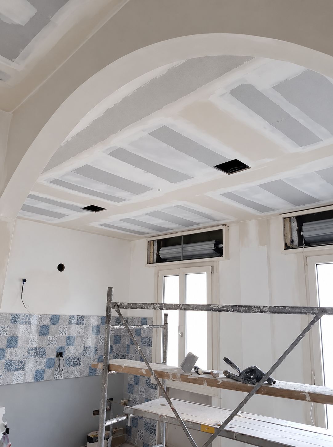Abgehängte Decke mit Bogenelement in Trockenbauweise, gespachtelt, mit Gerüst