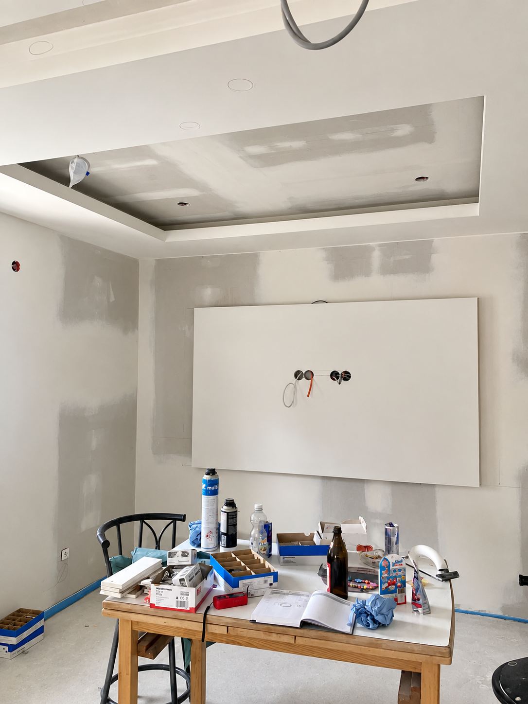 Abgehängter Deckenrahmen und Wandverkleidung für eine TV-Wand, gespachtelt