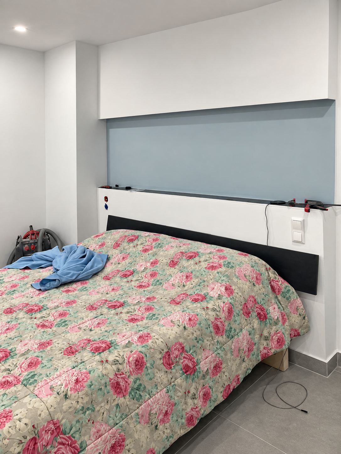 Schlafzimmer mit Bettrückwand in Trockenbauweise und farbig abgesetzter Wandnische