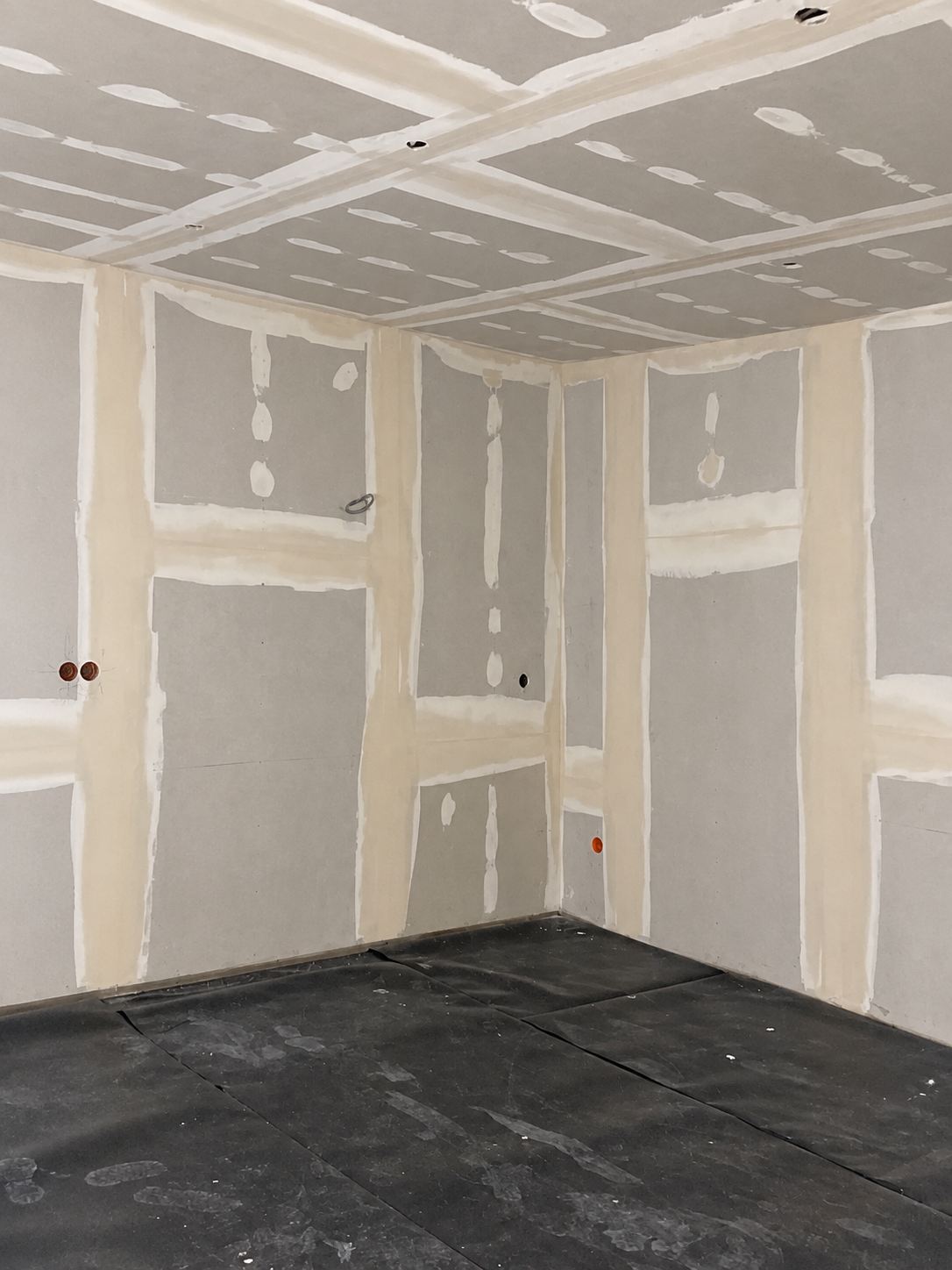 Raum mit Gipsplattenwänden und -decke, Fugen und Schraubstellen gespachtelt