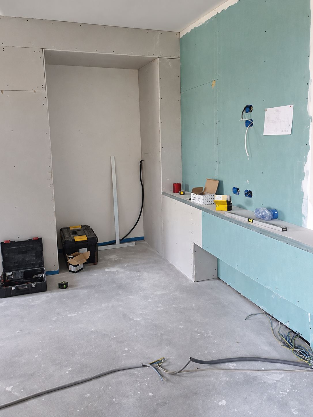 Vorsatzschale und Installationswand mit imprägnierten Gipsplatten im Rohbau