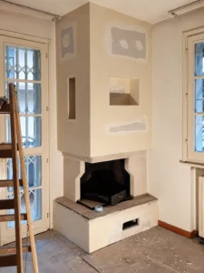 Kaminverkleidung mit Wandnische in Trockenbauweise während der Spachtelarbeiten