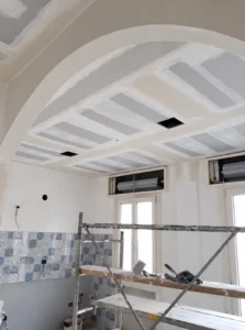 Abgehängte Decke mit Bogenelement in Trockenbauweise, gespachtelt, mit Gerüst
