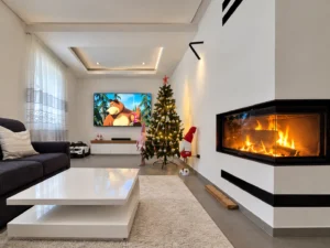 Fertiges Wohnzimmer mit Kaminverkleidung und indirekt beleuchtetem Deckenrahmen