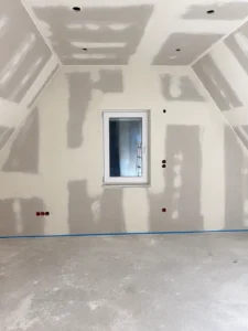 Dachgeschossausbau: Dachschrägen und Giebelwand beplankt und gespachtelt